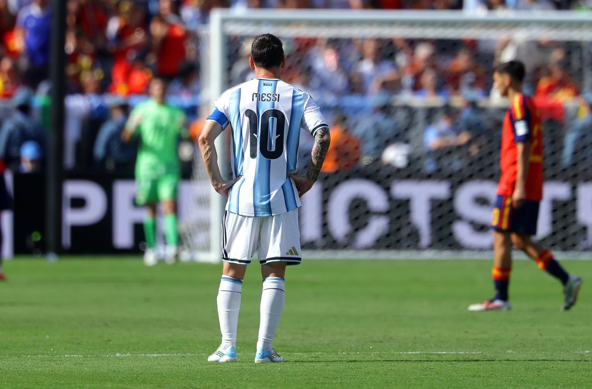 Sem bola nem bi: Messi prova do velho veneno de La Masia