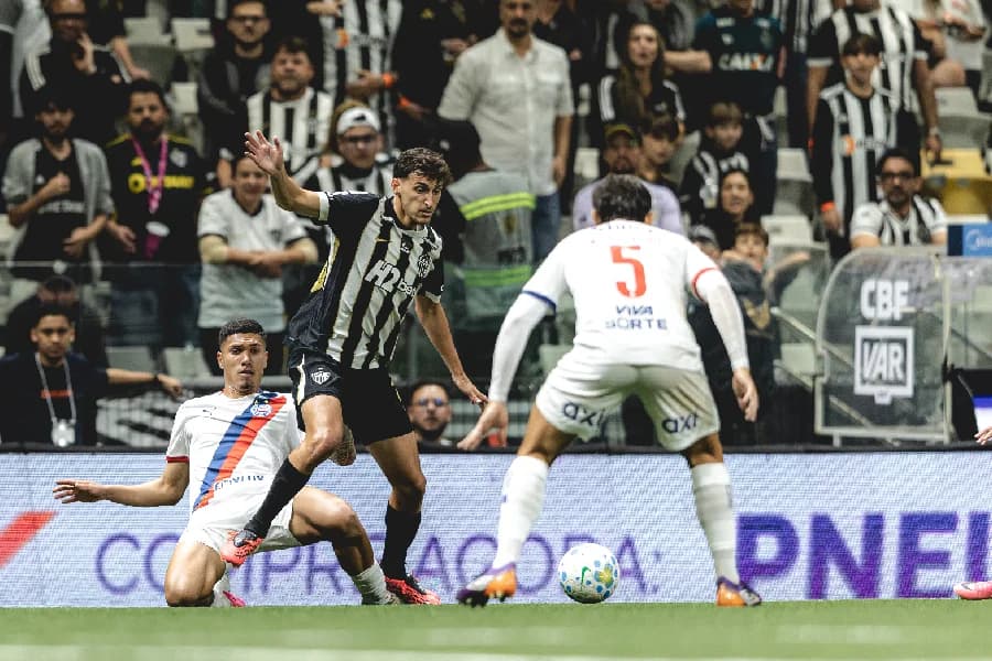 Lei do ex pune falha, e Atlético-MG empata com Bahia em casa