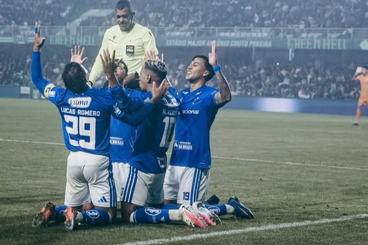 Matheus Pereira decide, Cruzeiro supera o Coritiba e sobe no Brasileirão