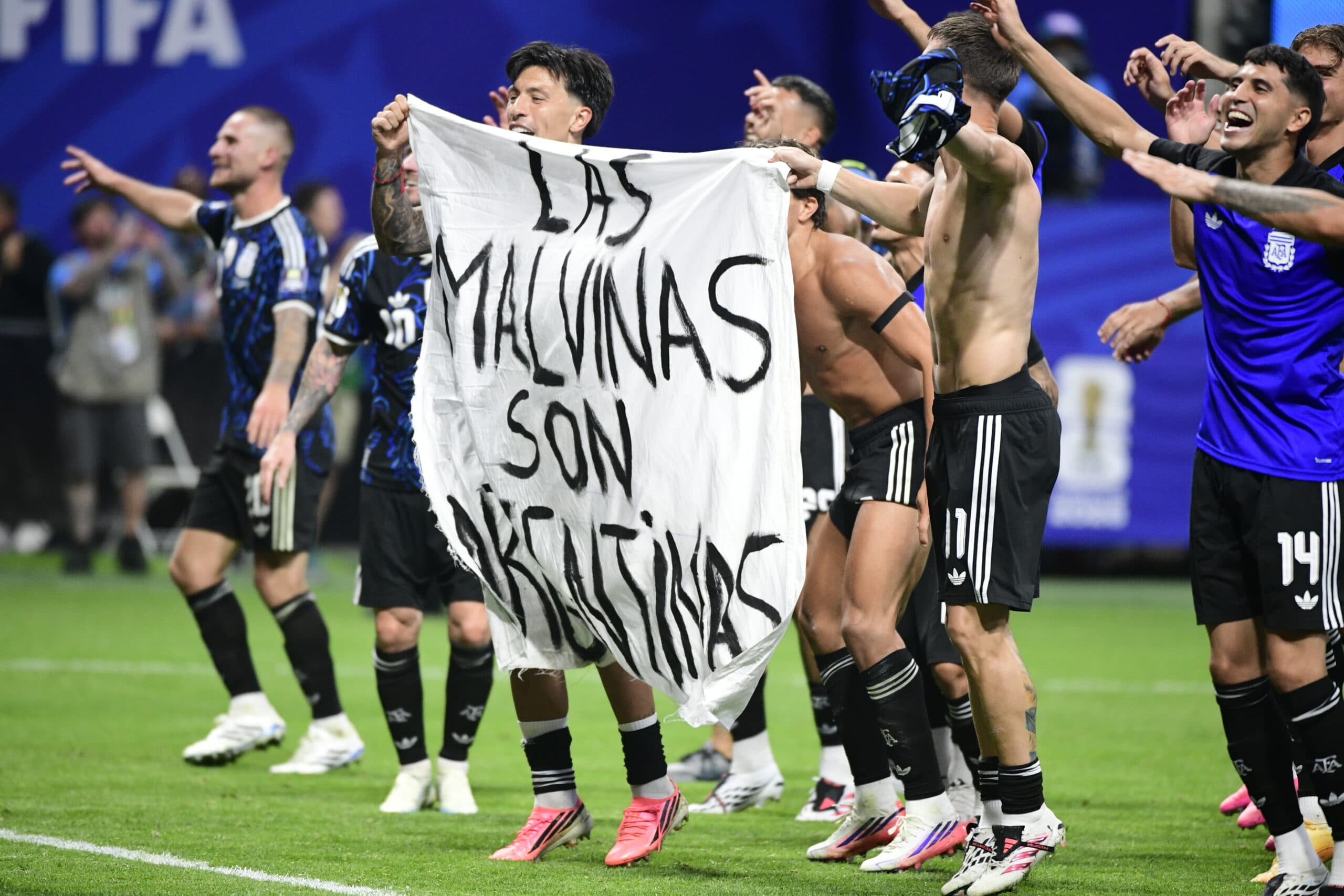 ‘As Malvinas são argentinas’, mostram jogadores após vencer Inglaterra