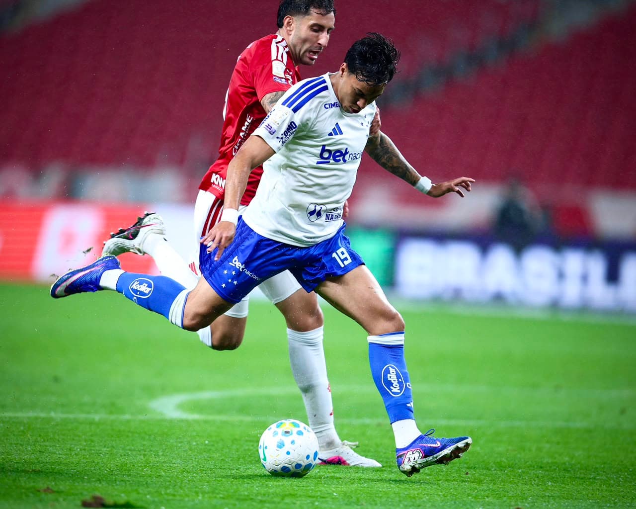 Cruzeiro aproveita expulsão no Internacional e vence no Beira-Rio