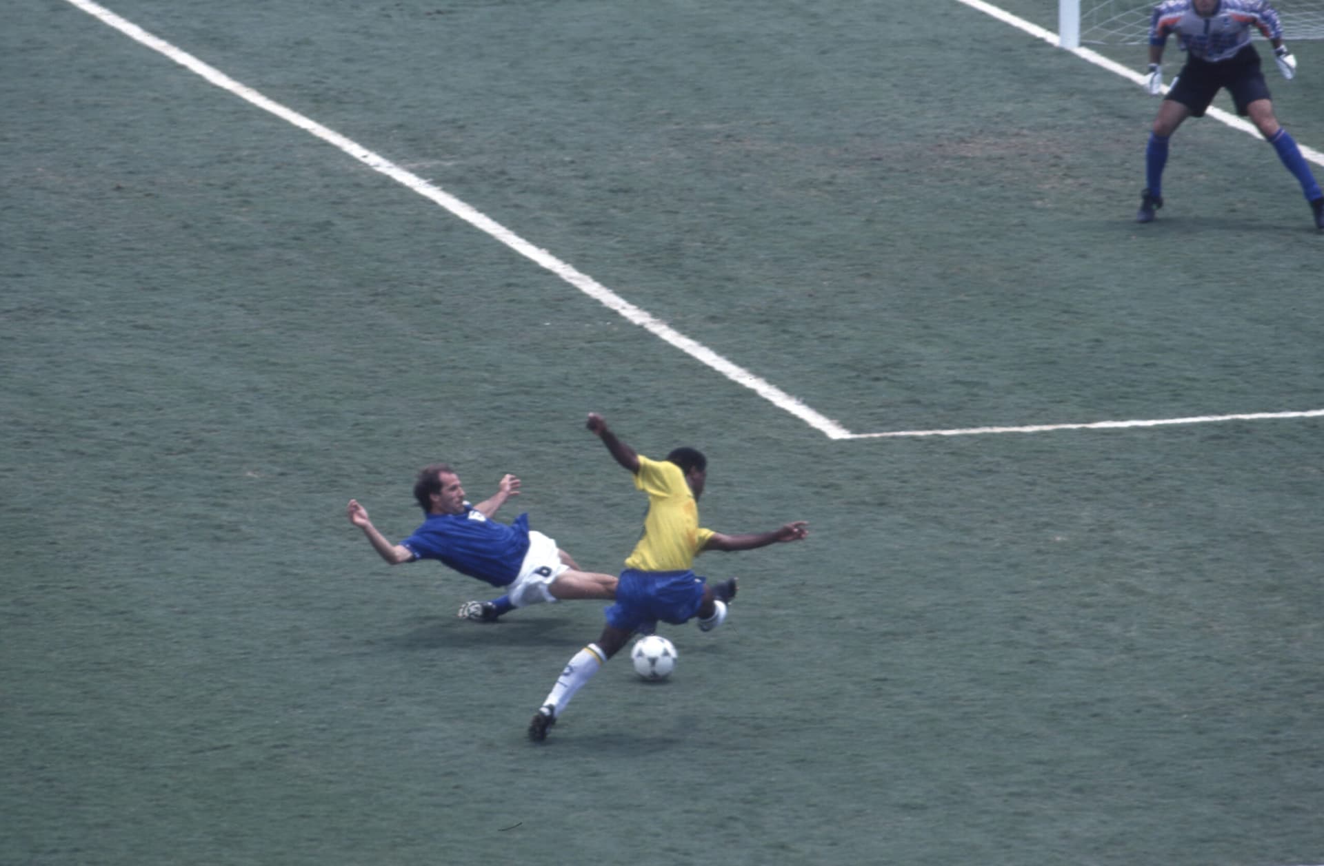 Mazinho, do Brasil, e Baresi, da Itália, na finalíssima da Copa do Mundo de 1994, no Estádio Rose Bowl.
