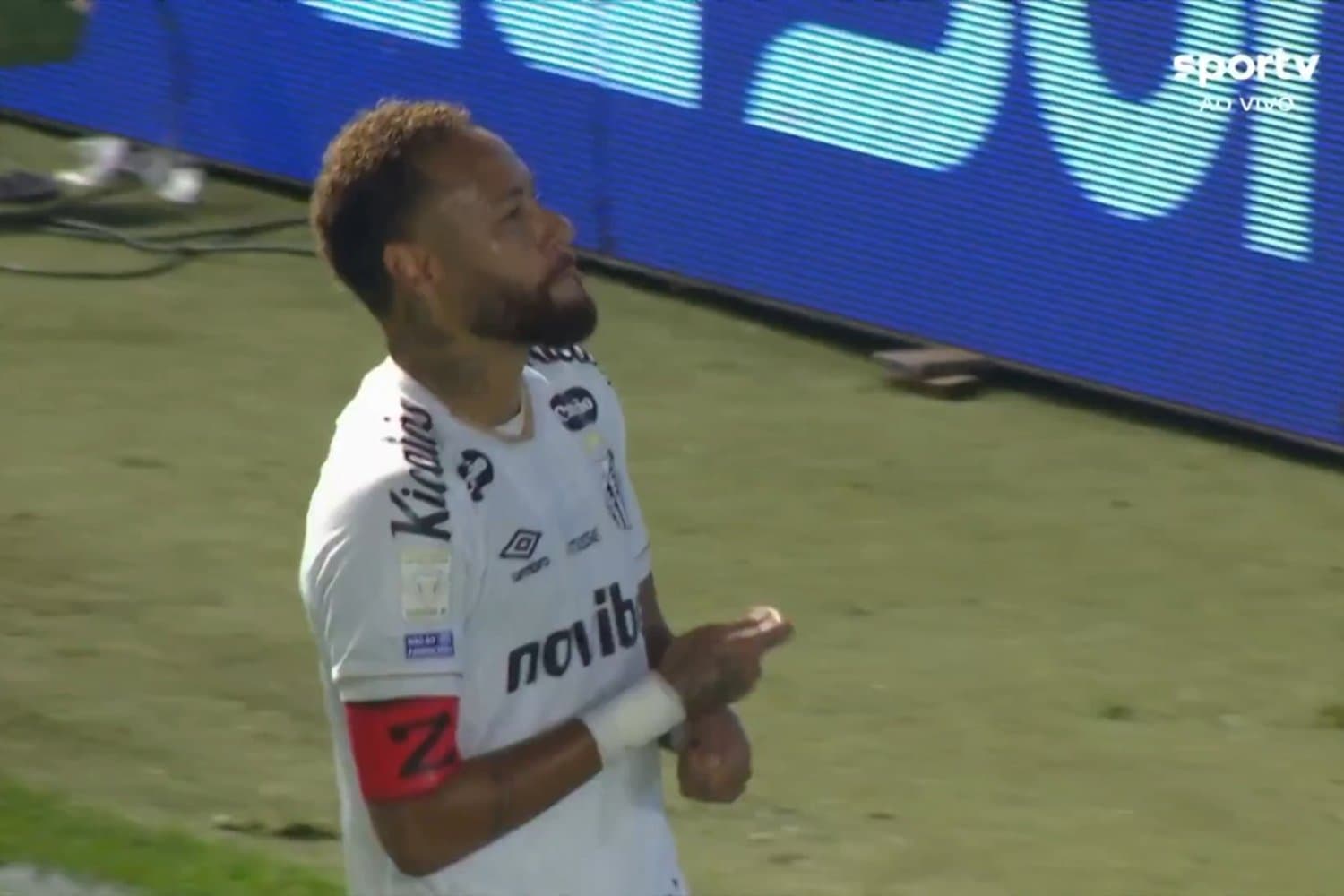 Neymar imita jogador de cartas durante comemoração de gol contra Chapecoense