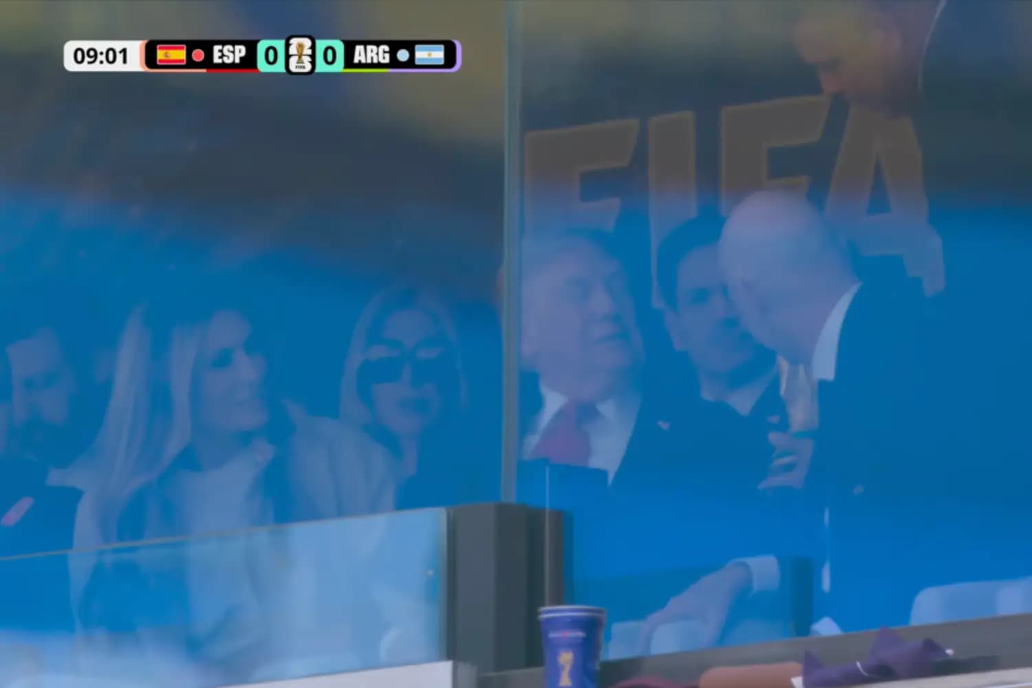Trump recebe taça da Copa do Mundo de Ronaldo em camarote