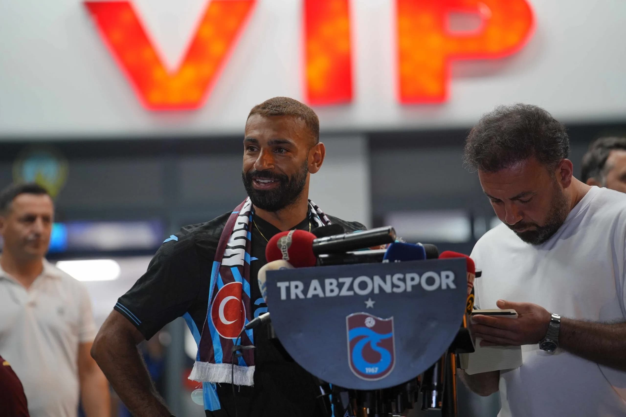 Salah foi apresentado como novo reforço do Trabzonspor - Divulgação/Trabzonspor