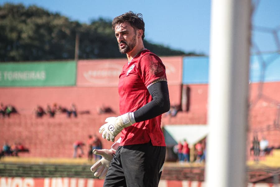 Bruno Bertinato com a camisa da Portuguesa - Divulgação/Portuguesa
