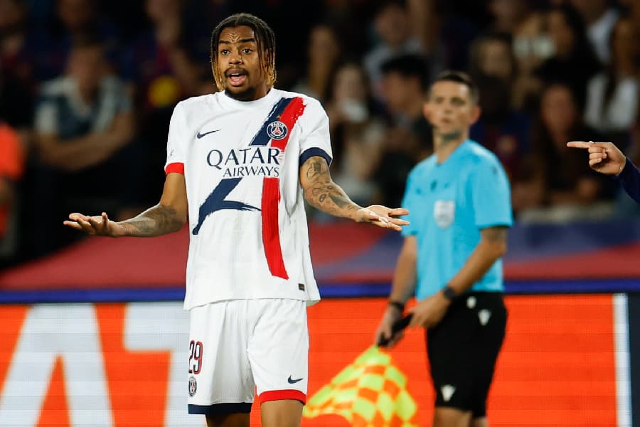 Bradley Barcola com a camisa do PSG - EFE/Alberto Estévez