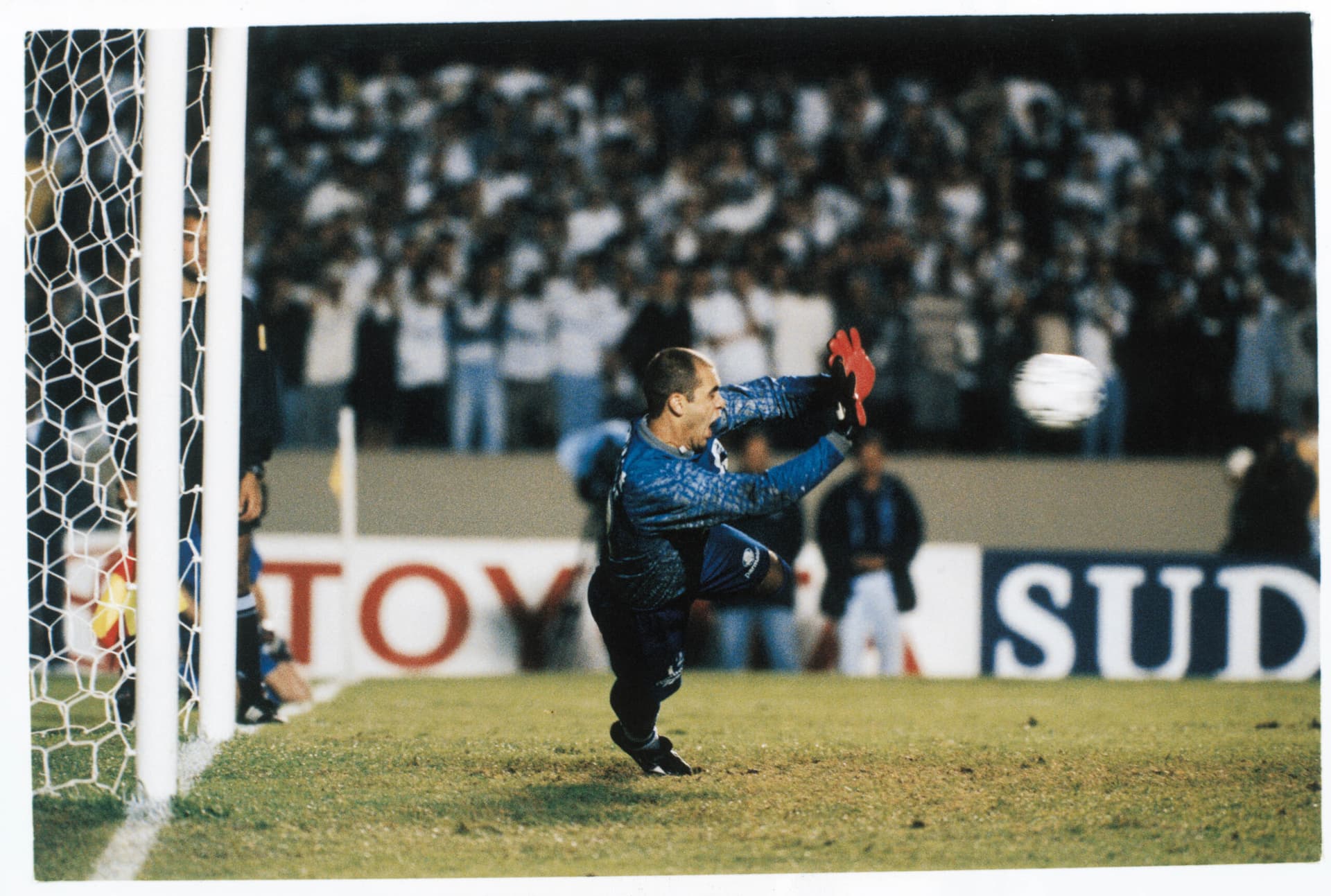 Marcos, do Palmeiras, defendendo uma cobrança de pênalti do Corinthians, durante jogo da Taça Libertadores da América de Futebol, no Estádio do Morumbi (Ricardo Correa/Placar)
