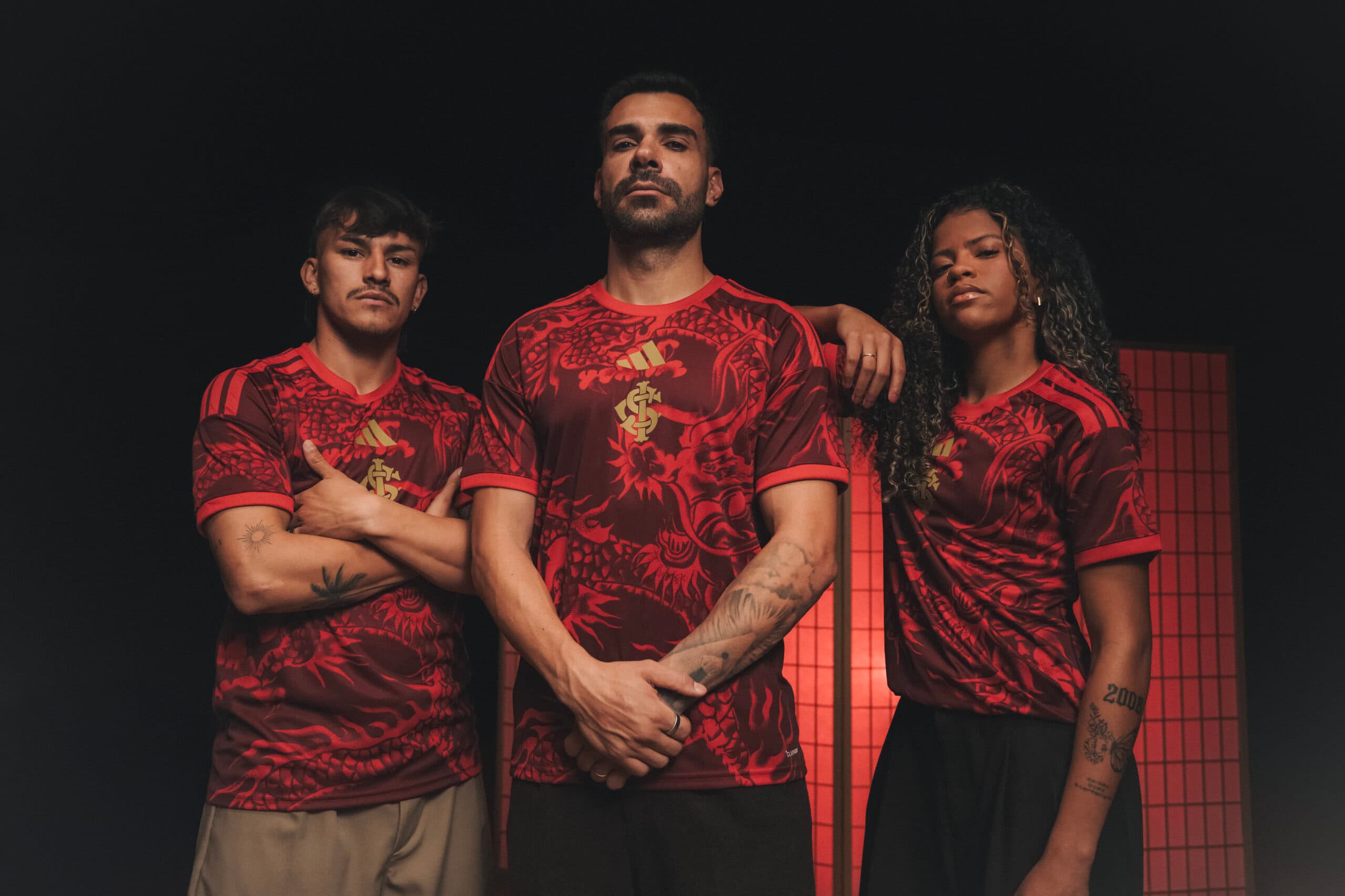 Bernabei, Bruno Henrique e Yngrid Piauí com a nova camisa do Inter (Adidas/Divulgação)