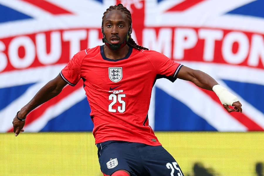 Spence com a camiseta da Inglaterra na Copa do Mundo - Reprodução/@DjedSpence