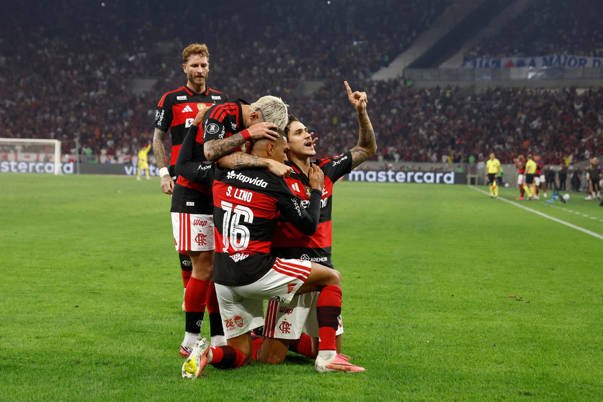 Jogadores do Flamengo celebram a vitória sobre o Cruzeiro (EFE/ Antonio Lacerda)