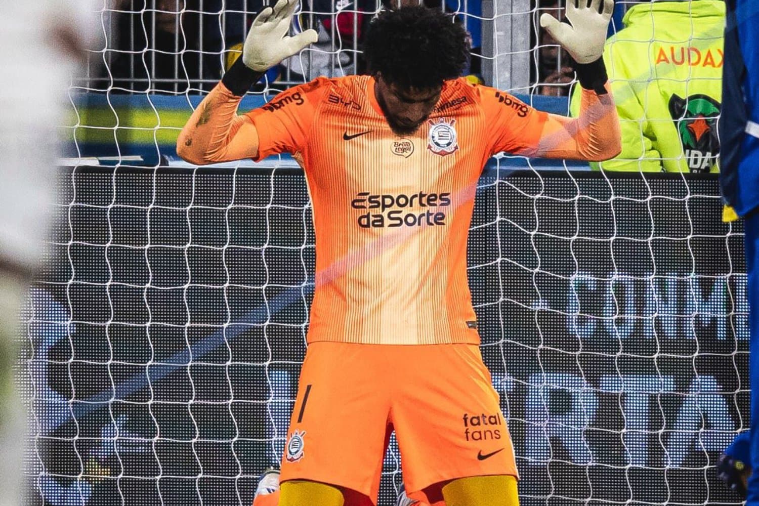 Hugo Souza durante jogo contra o Rosário Central, na Argentina