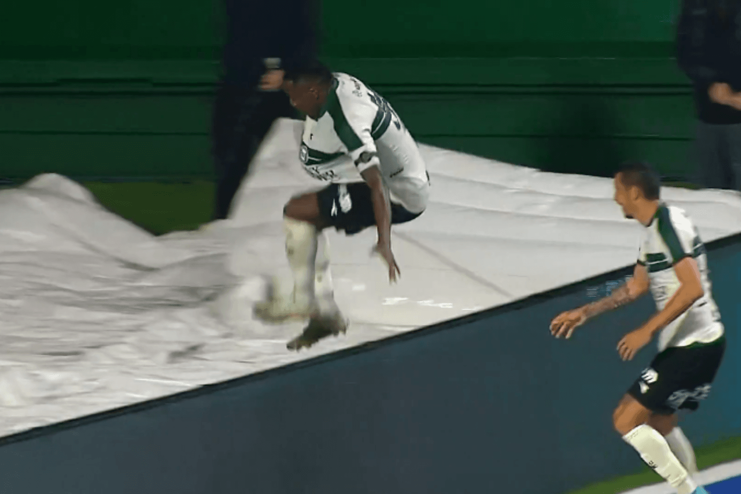 Jacy, zagueiro do Coritiba, caiu em túnel durante comemoração de gol no Couto Pereira