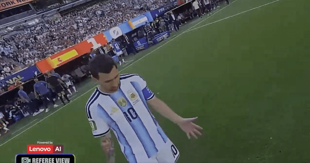 Câmera do árbitro flagra conversa com Lionel Messi - Reprodução