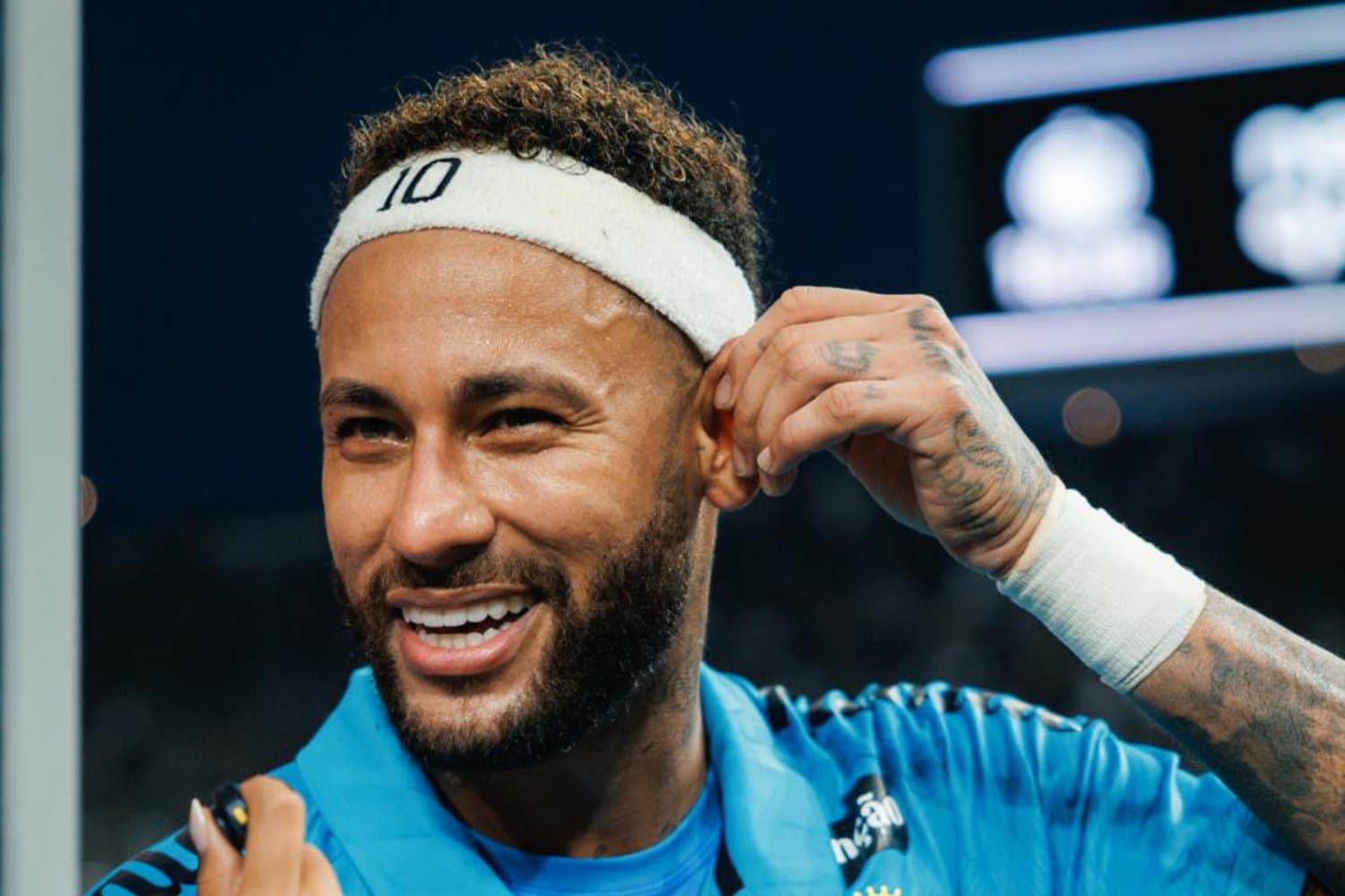 Neymar revela que vai adotar faixinha do Memphis e exalta torcida do Corinthians