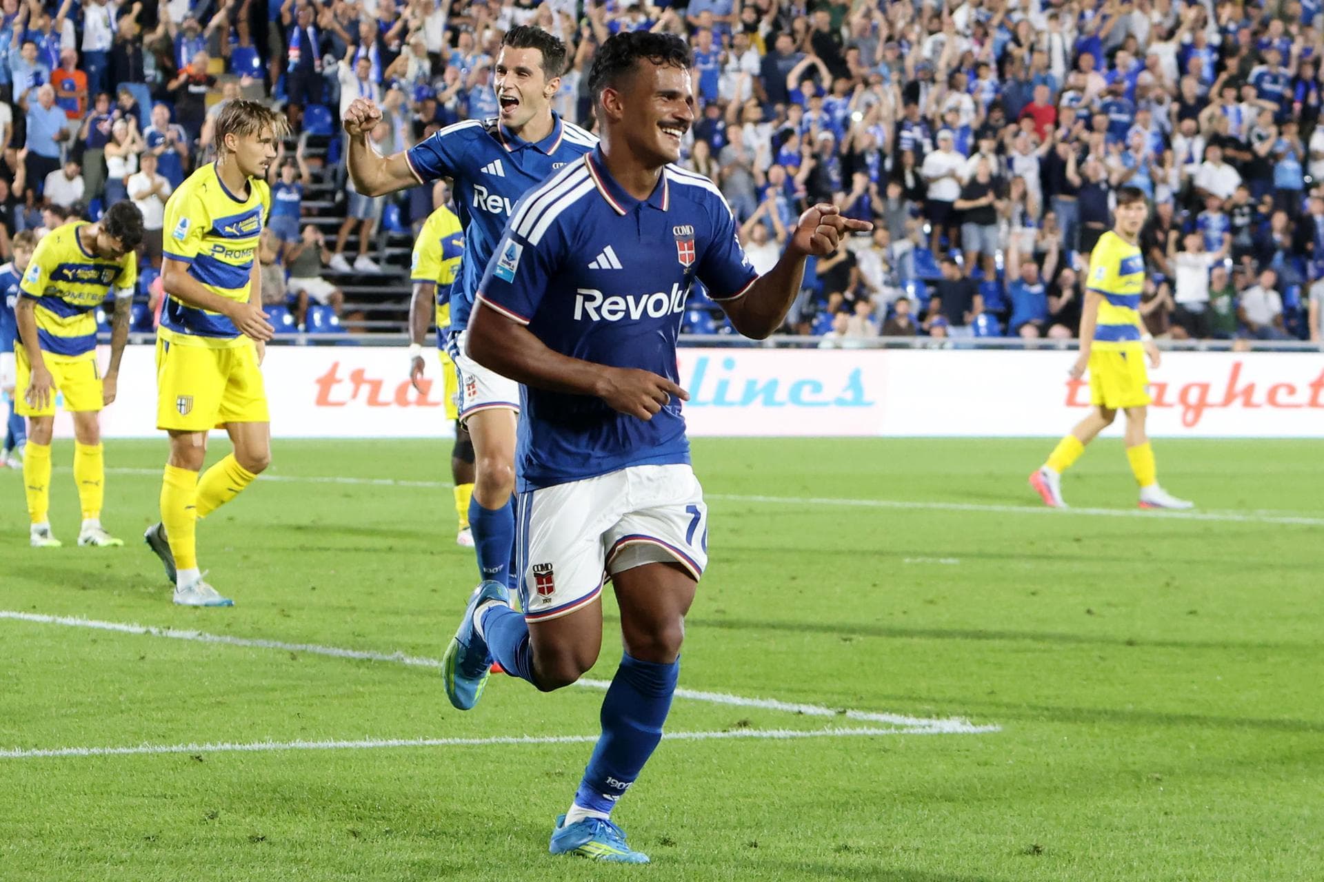 Kaiki Bruno celebra o gol do Como diante do Parma (EFE/EPA/ANTONIO SAIA)