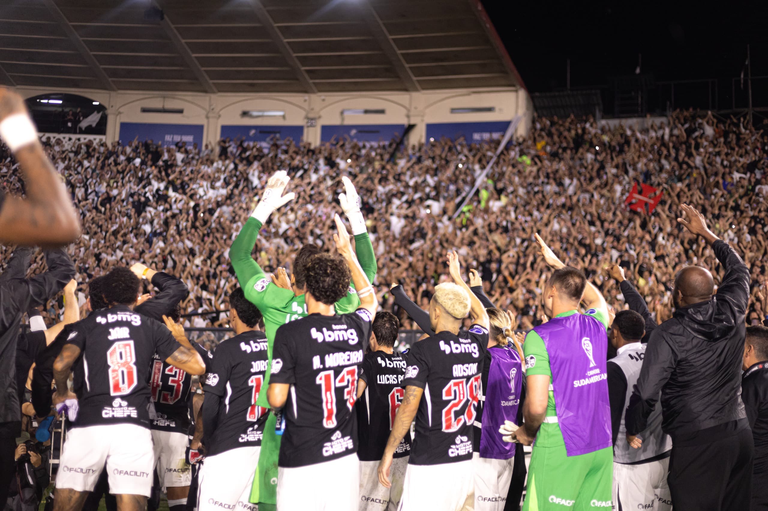 Jogadores do Vasco celebram vitória em São Januário (Matheus Lima/Vasco)