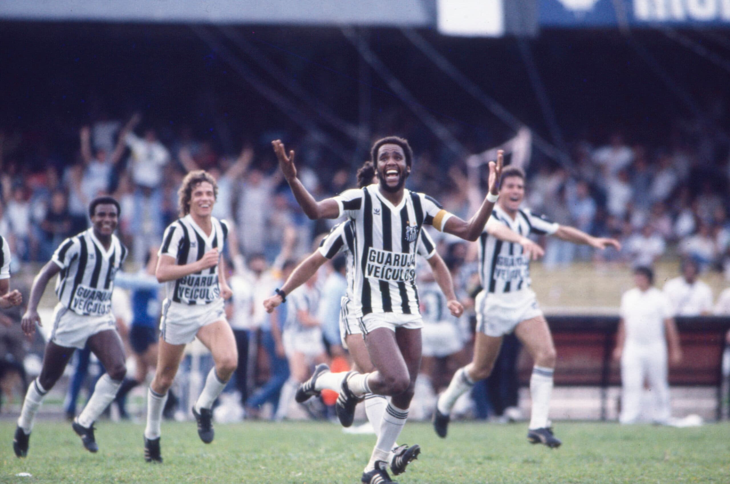 Serginho Chulapa com Chiquinho e Lino, jogadores do Santos, comemorando gol contra o Corinthians pelo Campeonato Paulista, no Morumbi.