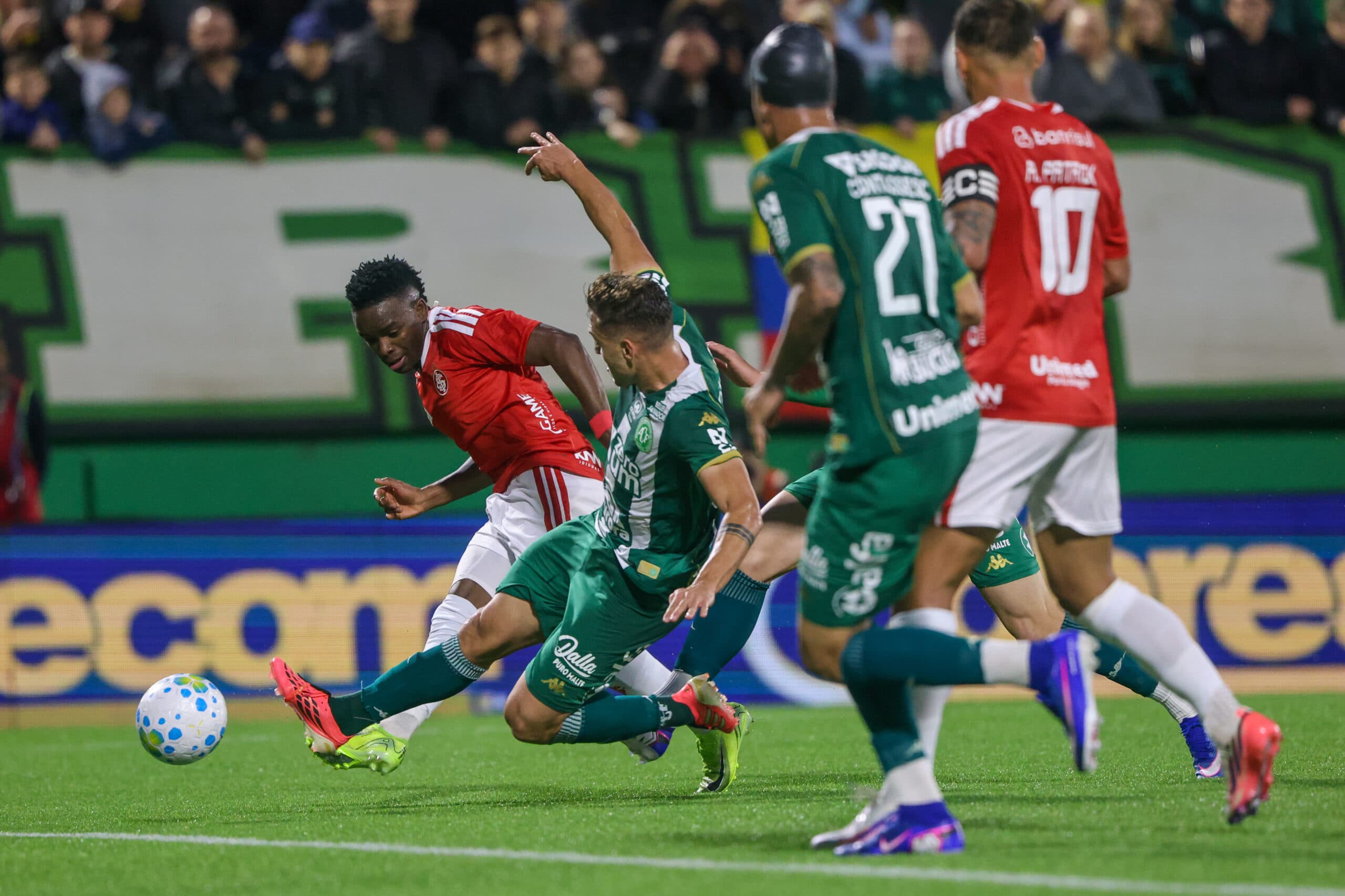 Internacional volta a vencer no Brasileirão 2026, ao bater Chapecoense, na Arena Condá