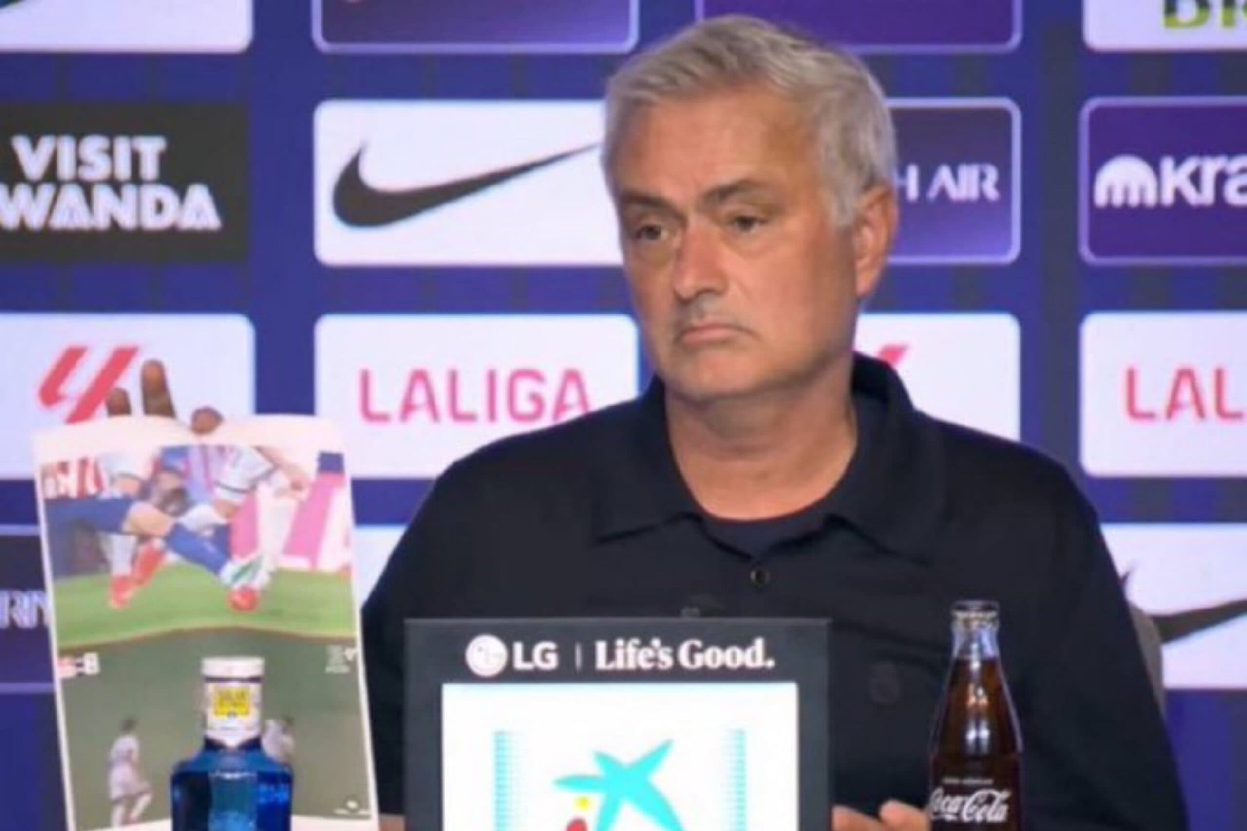 José Mourinho exibe fotos de lances durante Atlético de Madrid 2x1 Real Madrid