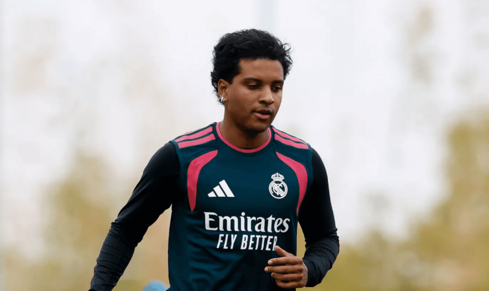 Rodrygo treina com bola pelo Real Madrid - Divulgação / Real Madrid