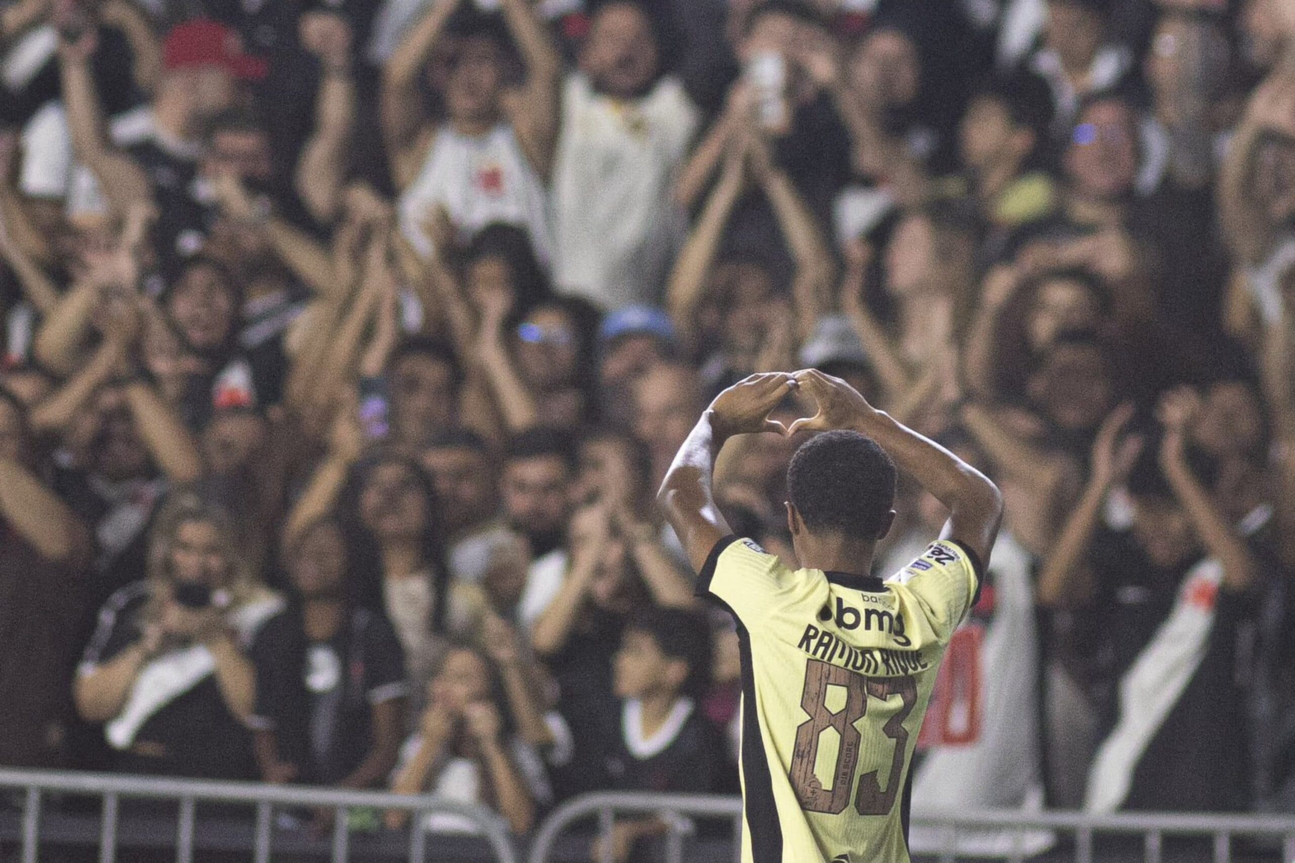 Vasco goleou o Coritiba, em São Januário