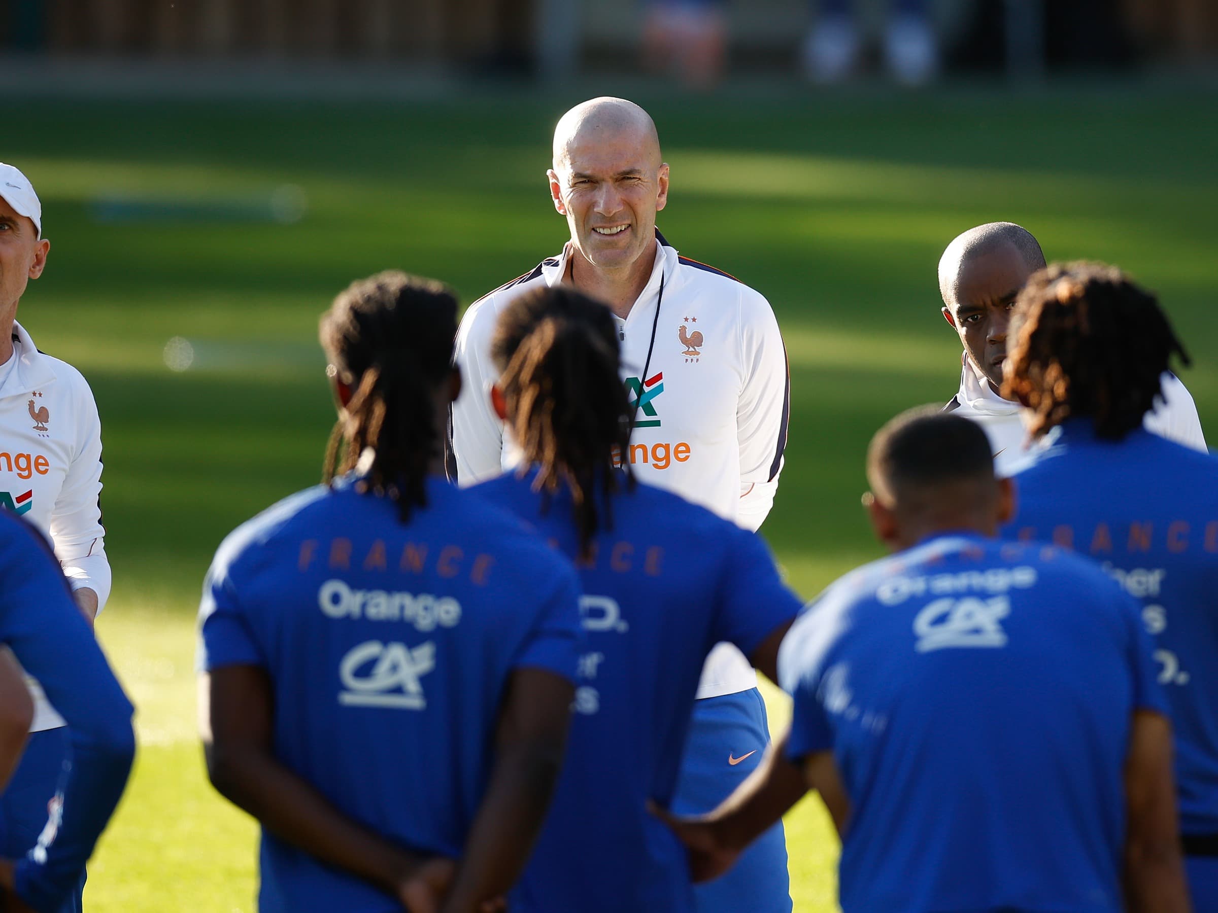 Zidane conversa com os jogadores da França durante treino da seleção - EFE/EPA/YOAN VALAT