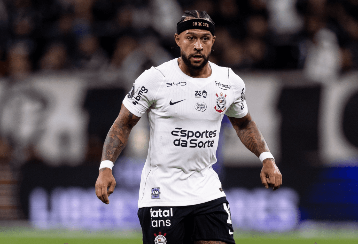 Corinthians confirma lesão em Memphis Depay e atacante vira desfalque contra o Vasco