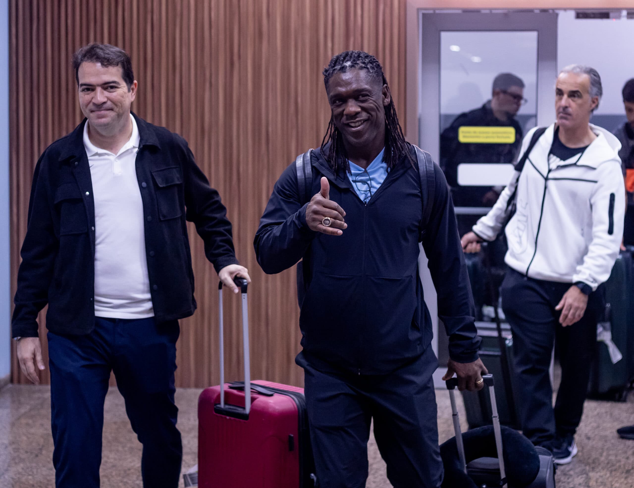 Vídeo: Seedorf desembarca em São Paulo para assumir o Corinthians
