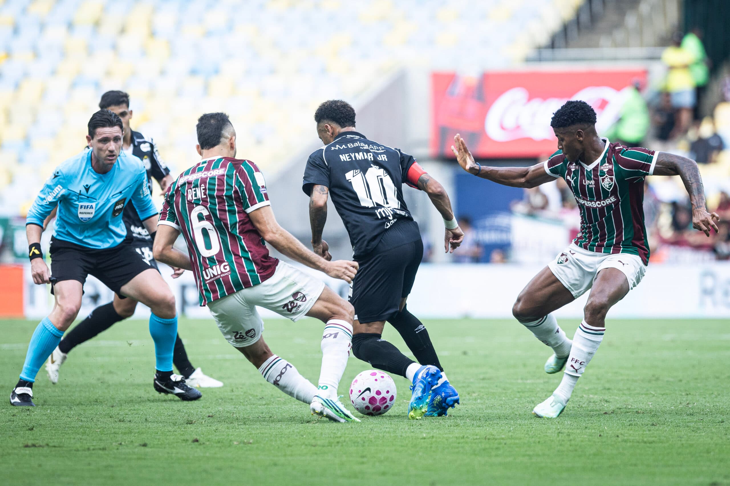 Neymar em atuação pelo Santos contra o Fluminense no Brasileirão
