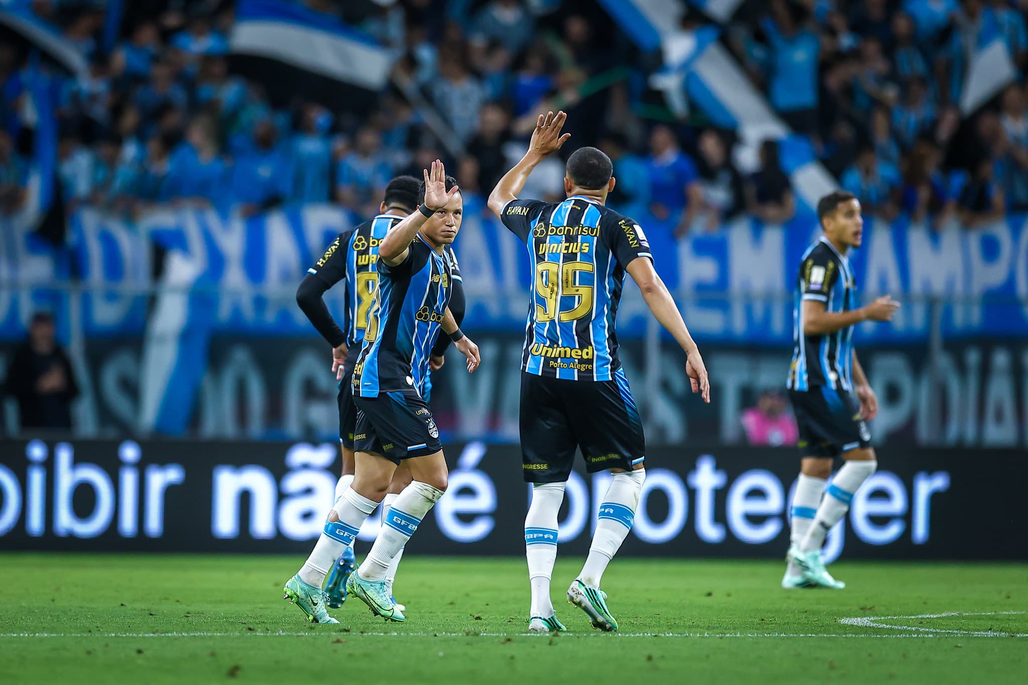 Grêmio bate Athletico-PR por 2 a 0 no Brasileirão e deixa Z-4