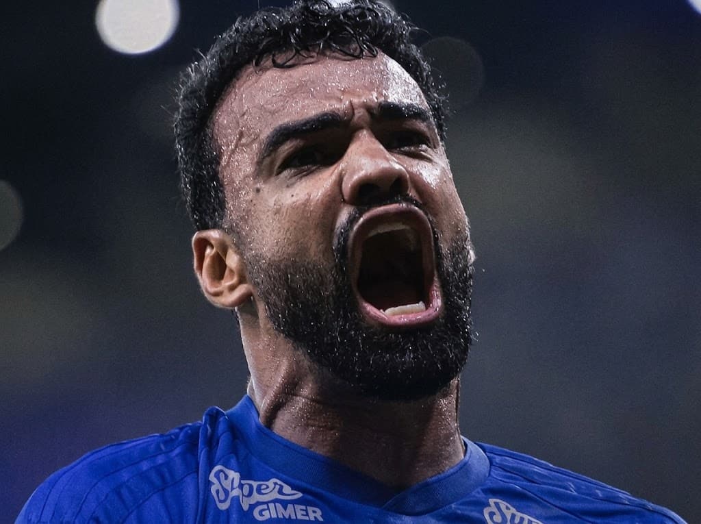 Cruzeiro suporta pressão e vence o Remo no Brasileirão