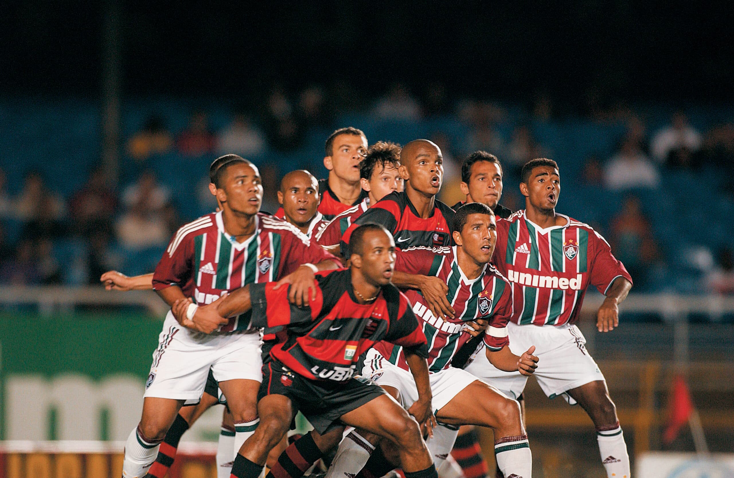 Jogadores do Fluminense e do Flamengo durante jogo do Campeonato Brasileiro de Futebol, no Estádio do Maracanã (Acervo PLACAR)