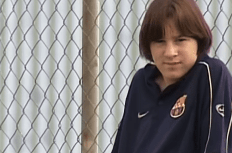 Messi quase não jogou pela base do Barcelona por conta doa seu problema de crescimento, segundo jornalista francês