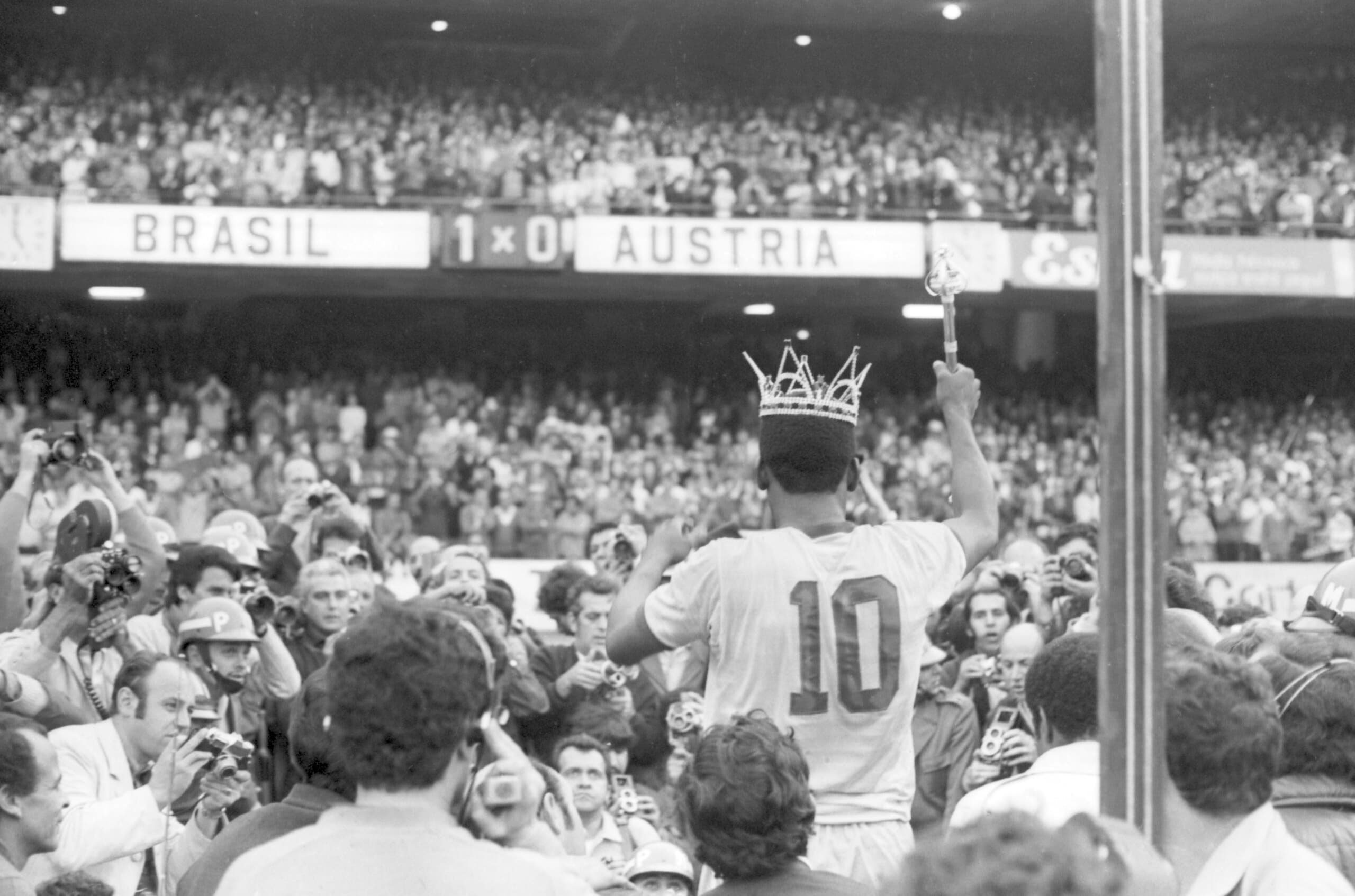 Pelé, do Brasil, com coroa na cabeça e cetro na mão, durante jogo amistoso contra a Áustria, para a sua despedida da Seleção Brasileira de Futebol, no Estádio do Morumbi (Lemyr Martins/PLACAR)