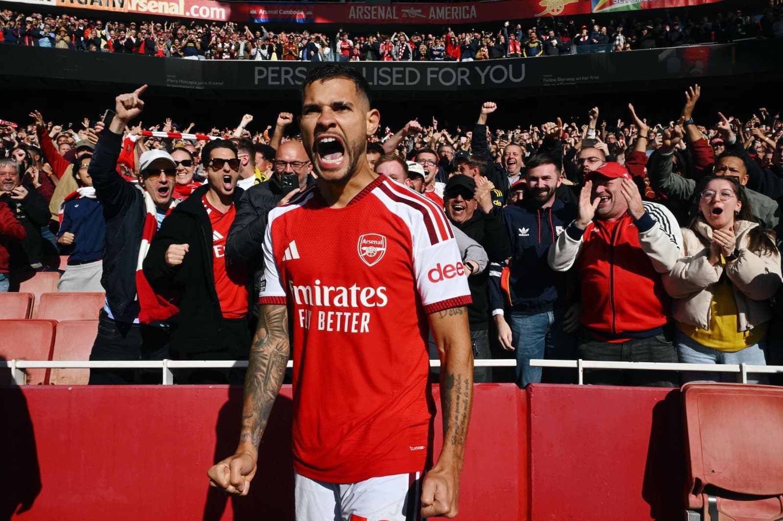 Bruno Guimarães comemora gol com torcida do Arsenal