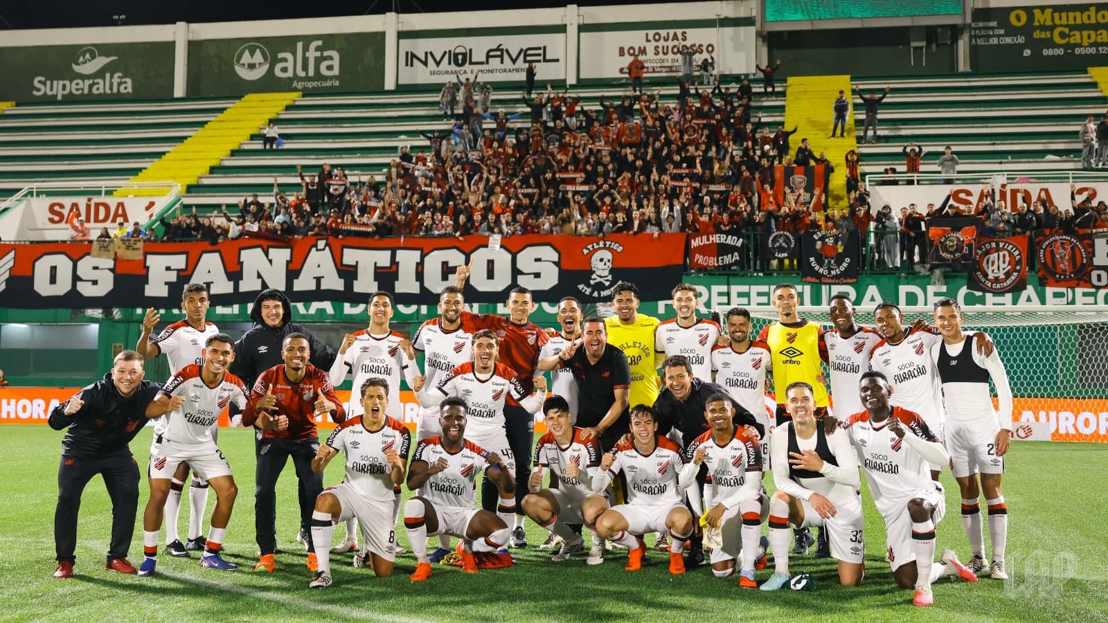 Elenco do Athletico-PR comemora vitória diante da Chapecoense, pelo Brasileirão