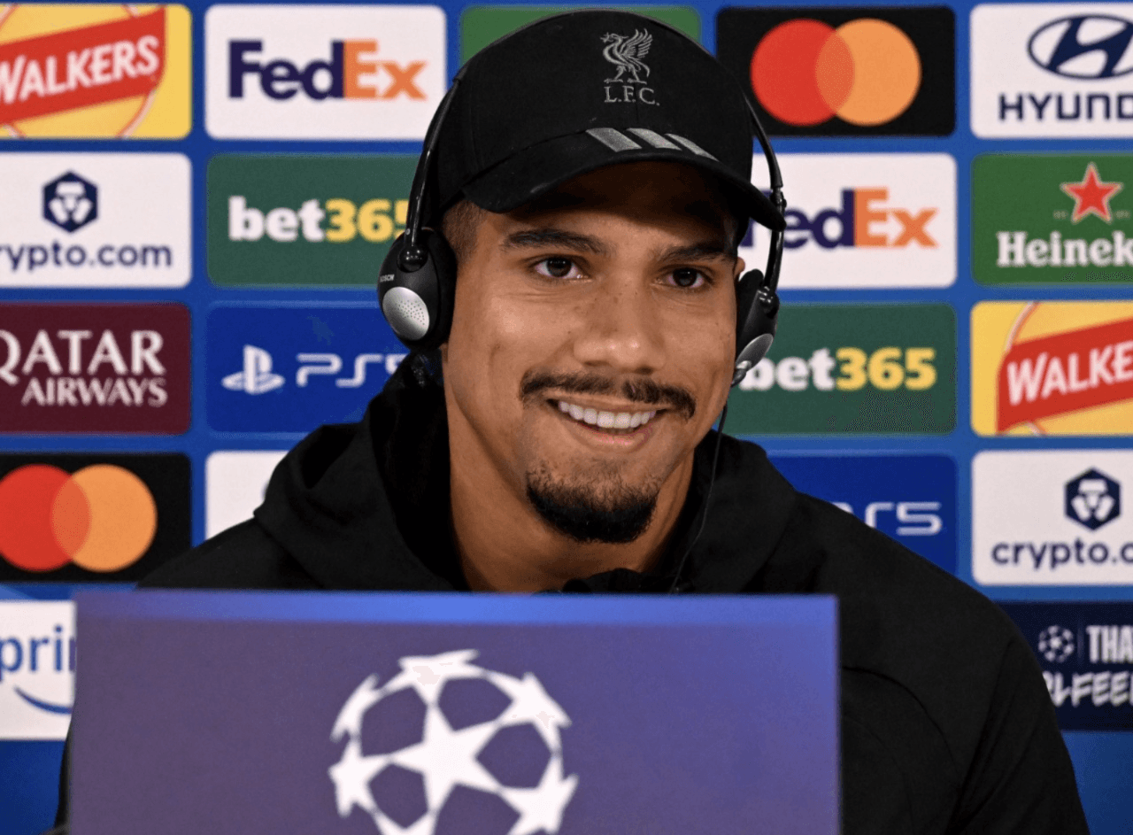 Ronald Araújo durante entrevista coletiva pelo Liverpool antes de jogo pela Liga dos Campeões