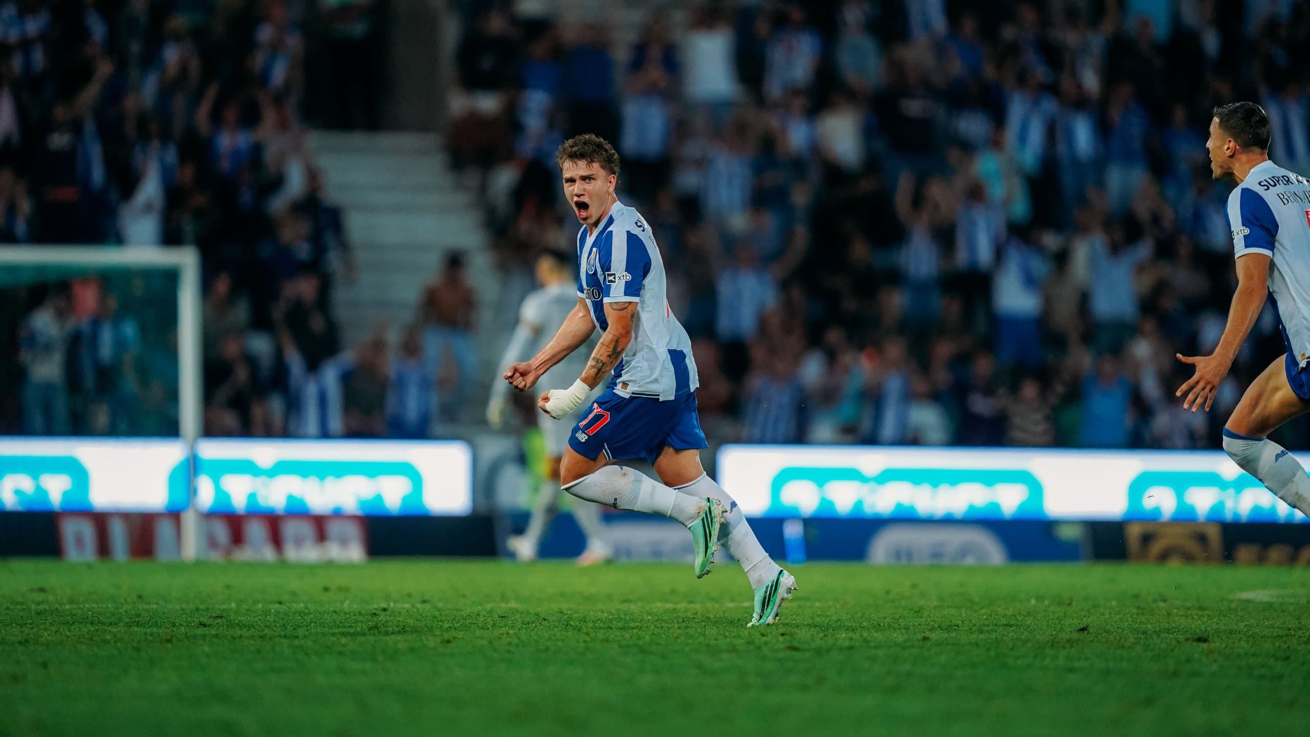 Pietuszewski comemora gol da vitória sobre o Marítimo