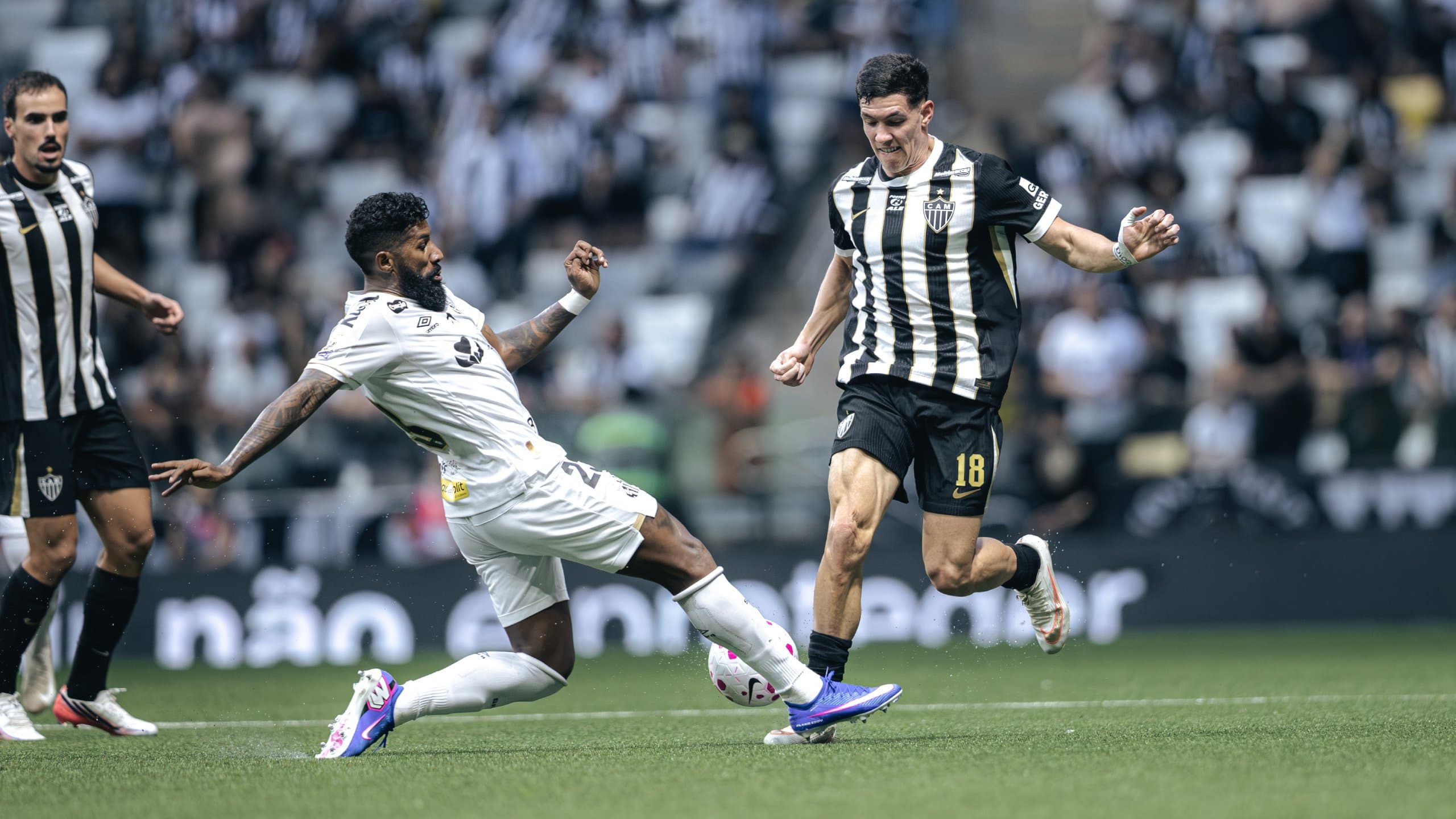 Com gol de bicicleta nos acréscimos, Atlético-MG vira sobre o Santos