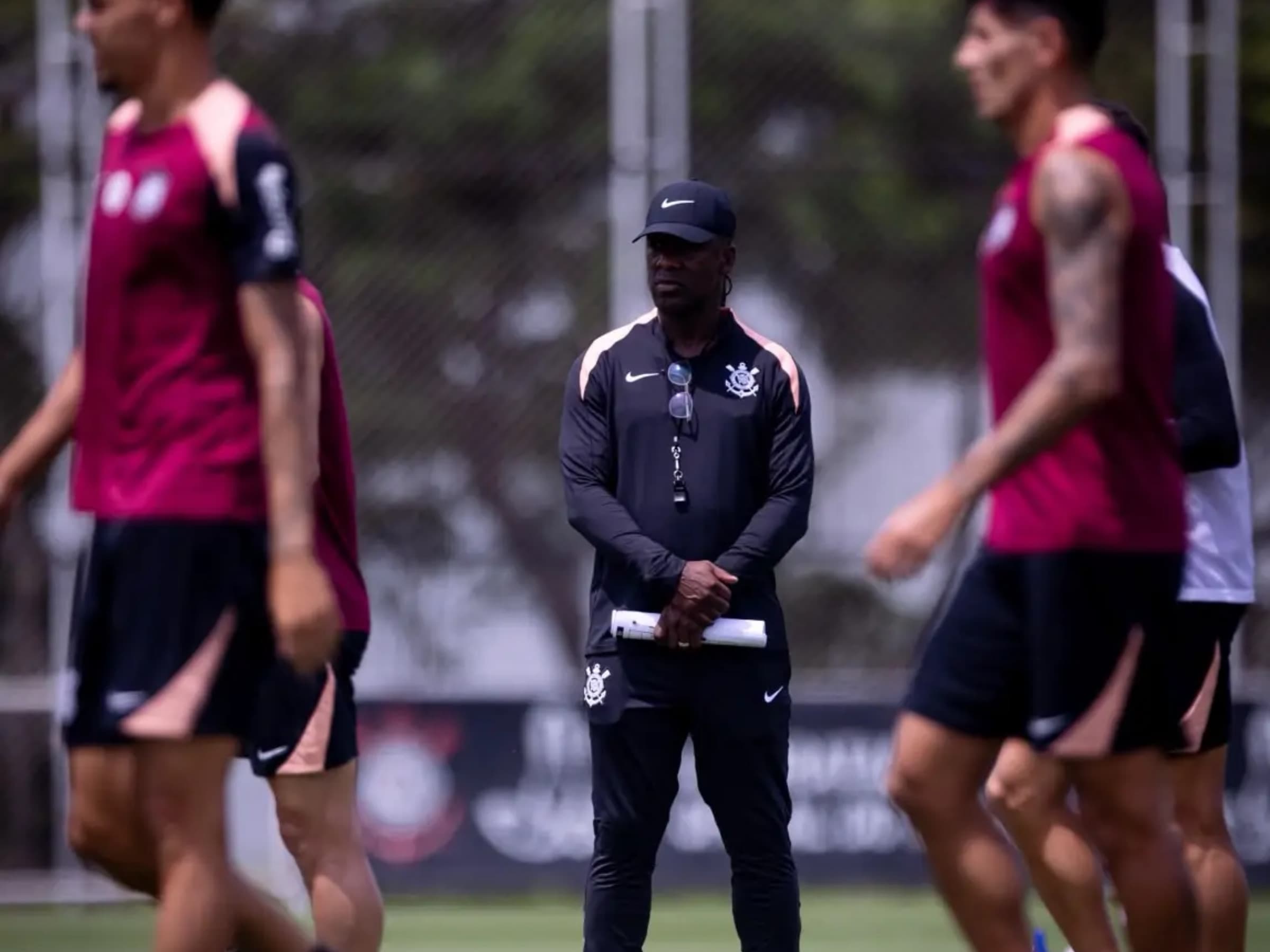Corinthians mostra bastidores do 1º treino de Seedorf