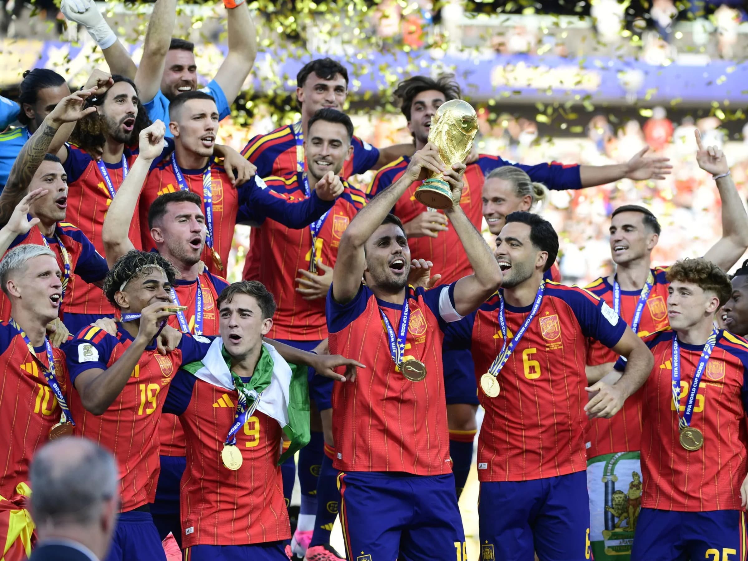 Capitão Rodri ergue a taça da Copa do Mundo de 2026; Espanha bateu Argentina por 1 a 0 no Metlife Stadium, em Nova Jersey (Alexandre Battibugli/PLACAR)