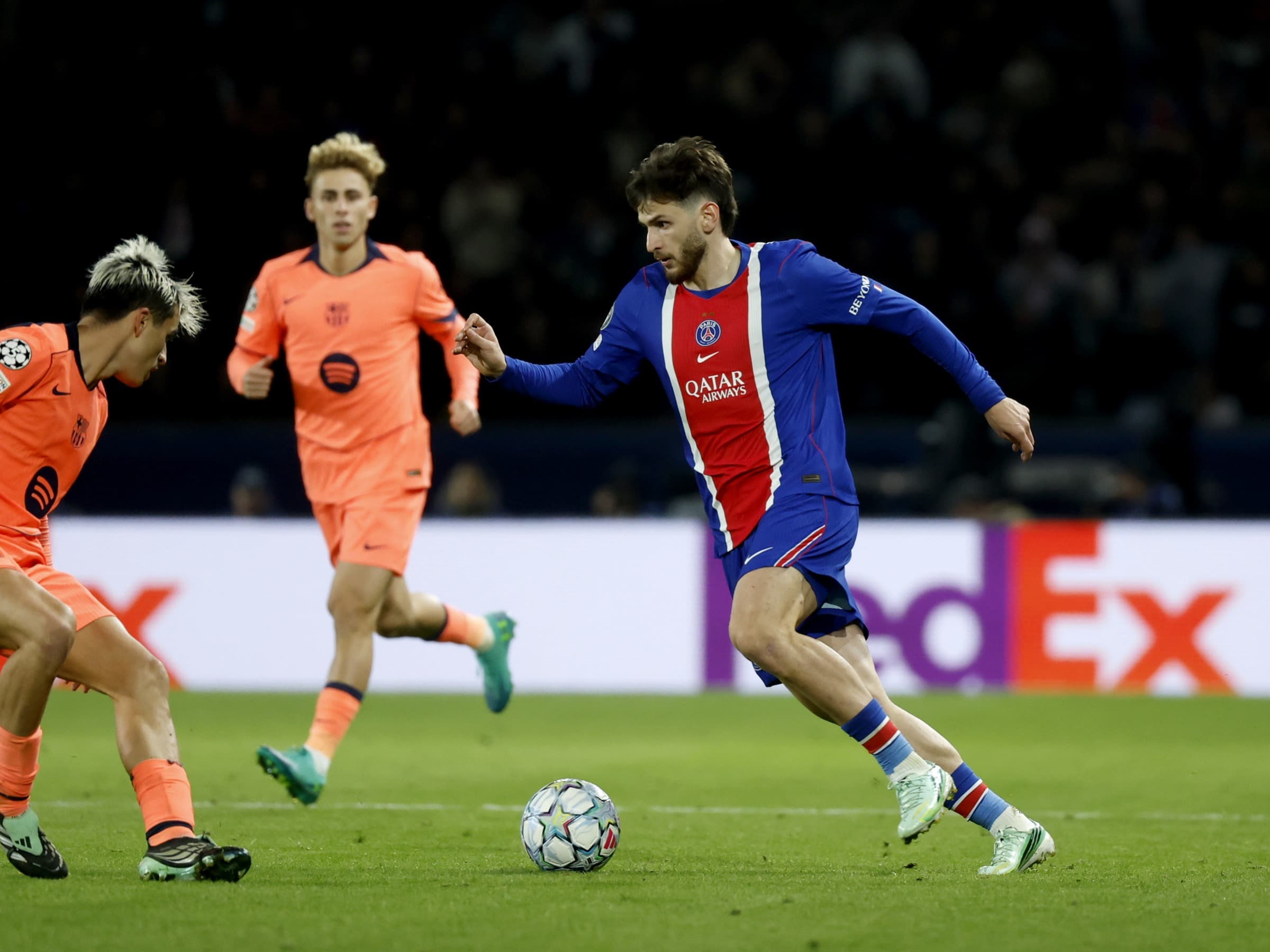 Kvaratskhelia em ação contra o Barcelona - EFE/EPA/MOHAMMED BADRA
