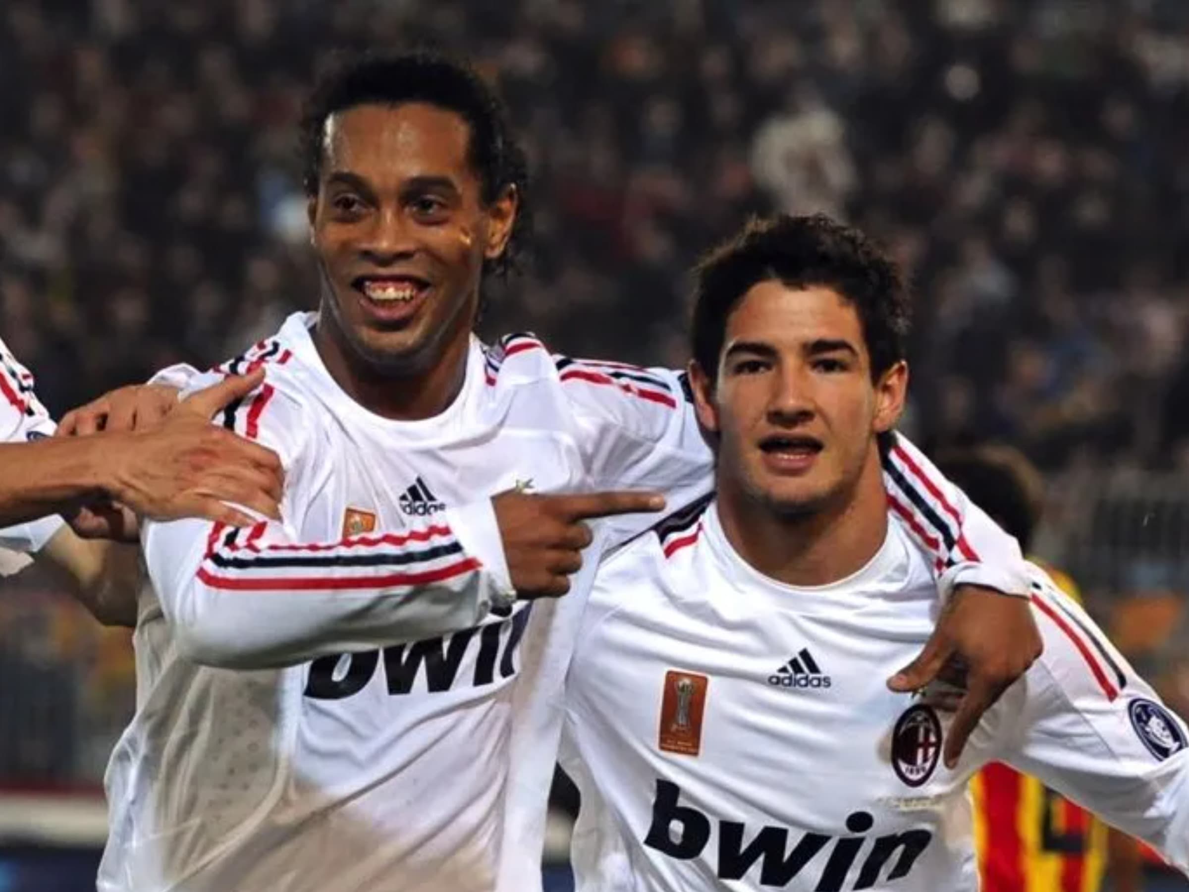 Ronaldinho Gaúcho (à esq.) ao lado de Alexandre Pato (à dir.) nos tempos de Milan