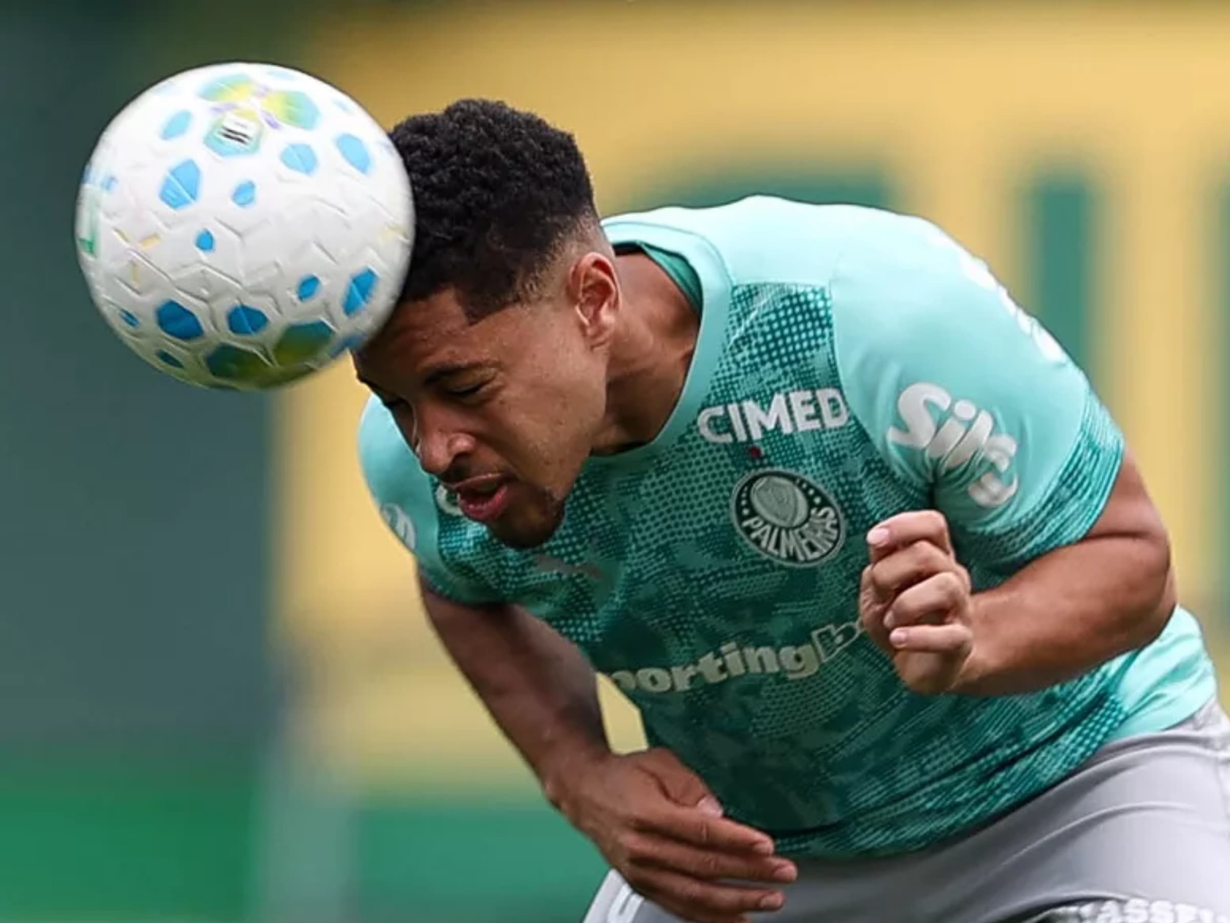 Vitor Roque continua tratamento de tornozelo na reapresentação do Palmeiras