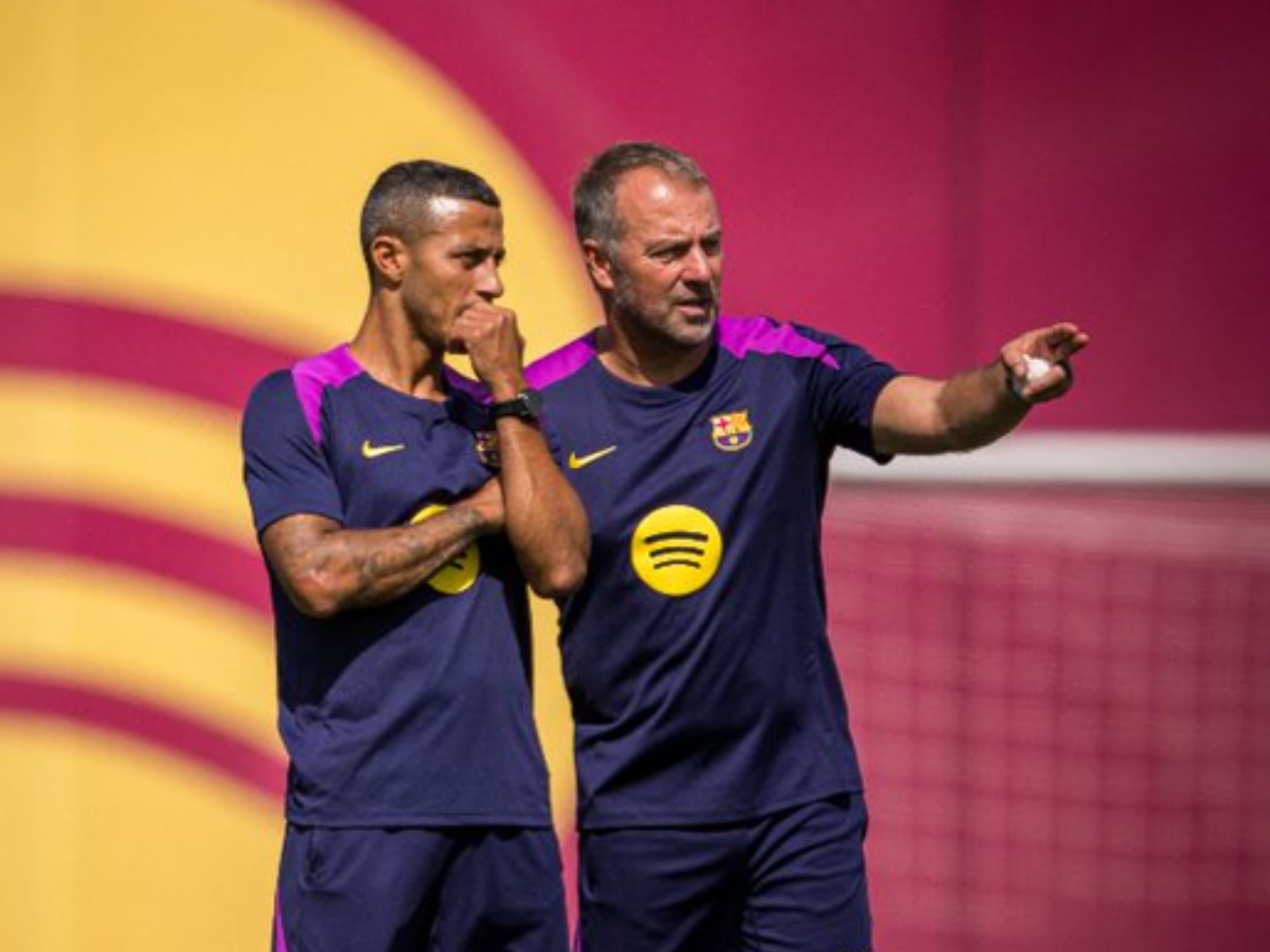 Thiago Alcântara (à esq.) e Hansi Flick (à dir.) no Barcelona - Reprodução/@FCBarcelona