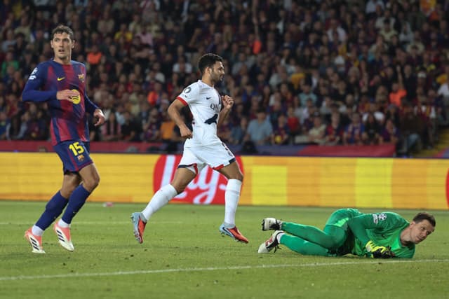 PSG vira no fim, bate Barcelona e mantém 100% na Champions